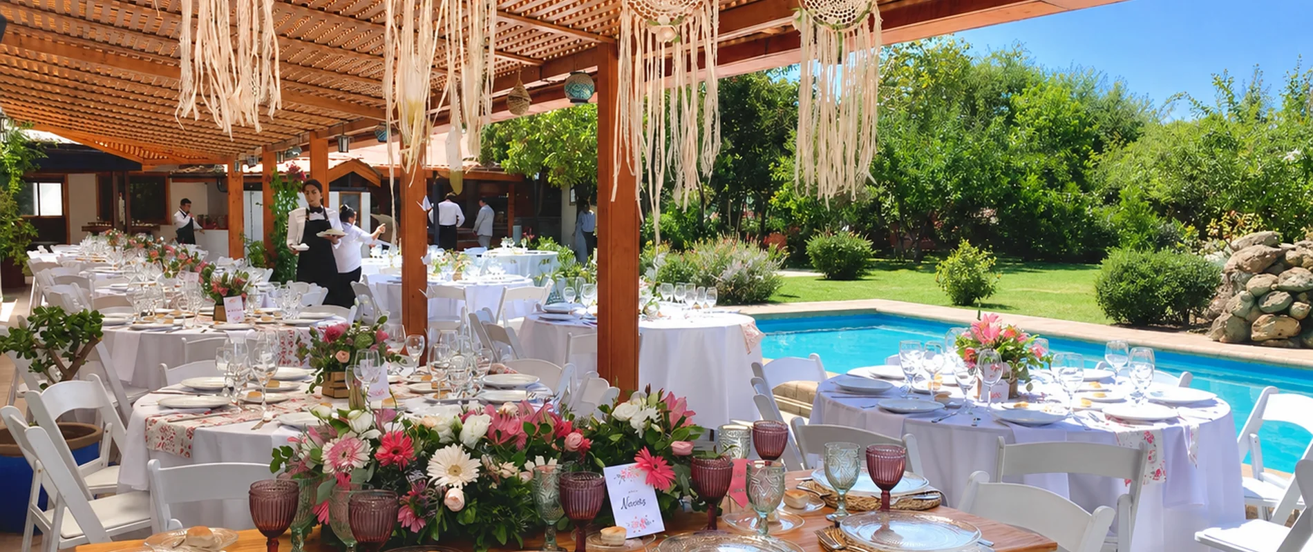 Matrimonio boutique de día en Palmas de Malloco con terraza, piscina, decoración y mesas montadas
