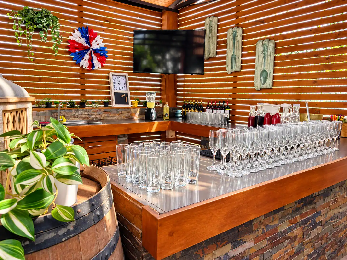 Bar y quincho preparados para una jornada corporativa de Fiestas Patrias en Palmas de Malloco